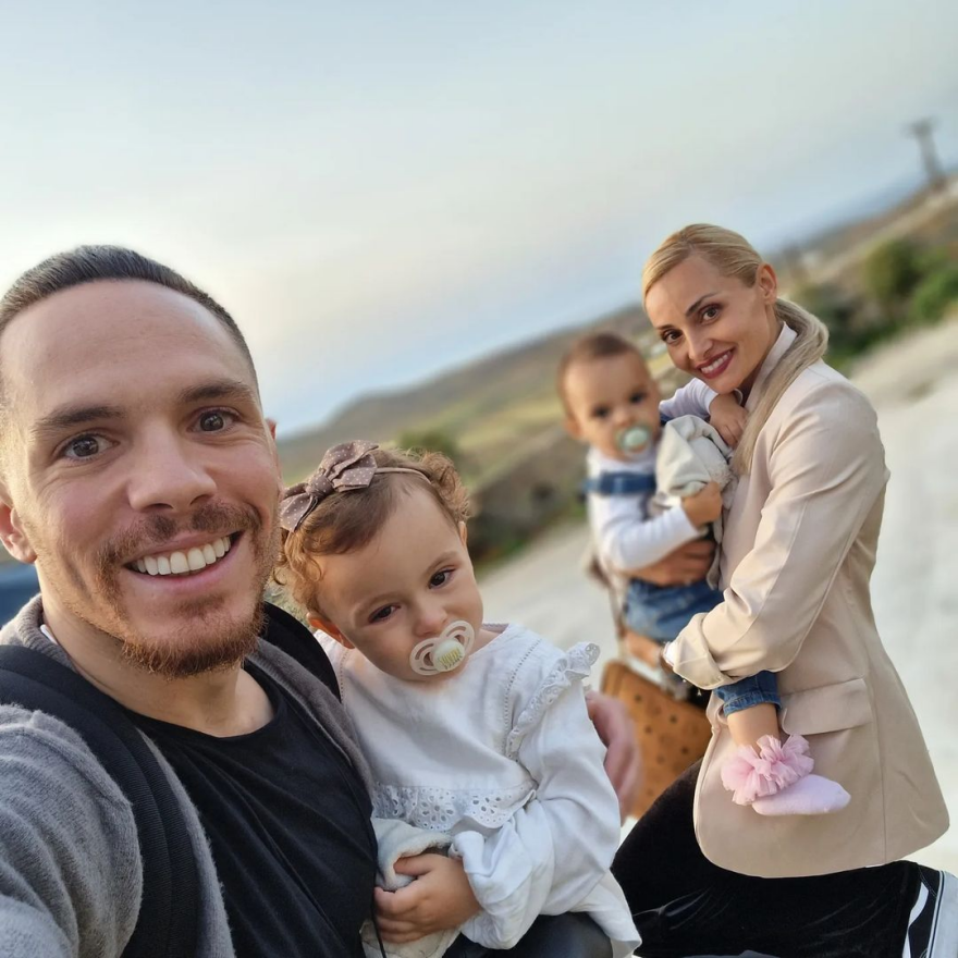 Ο Λευτέρης Πετρούνιας εύχεται χρόνια πολλά στη γυναίκα της ζωής του