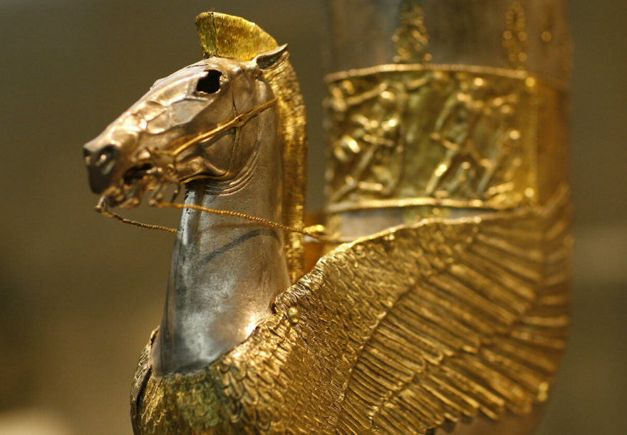 Η «μεγάλη ληστεία» των Ρώσων στην Ουκρανία: Τους παίρνουν σιτηρά, τρακτέρ και τον «χρυσό των Σκυθών»