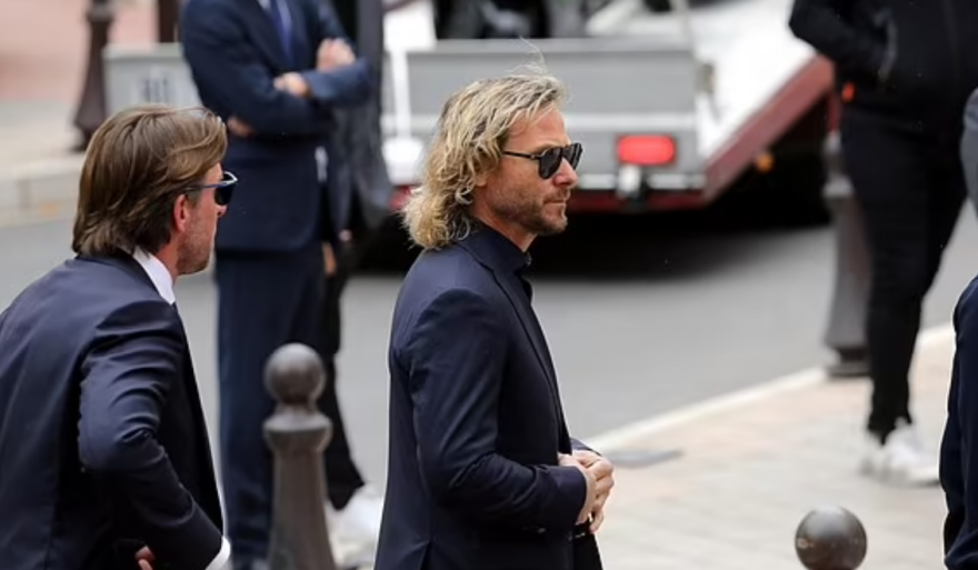 Ραϊόλα: Στην κηδεία του οι Χάαλαντ, Ζλάταν και Φάμπρεγας 