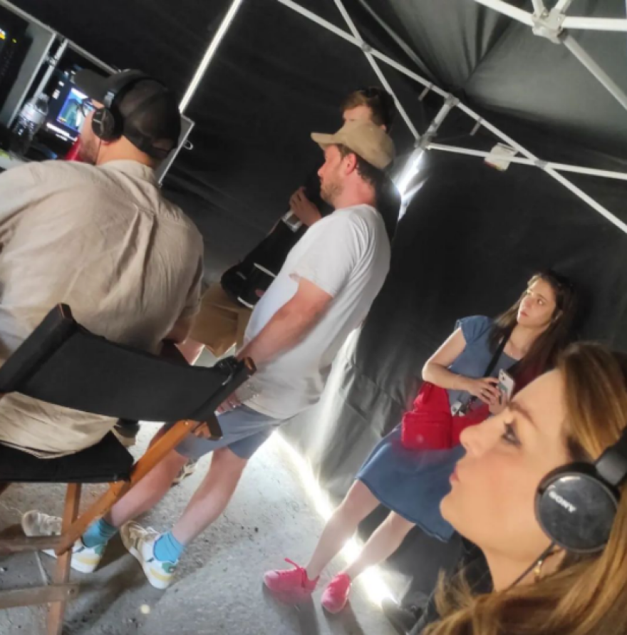 Άντζελα Γκερέκου: Στα γυρίσματα του «Bricklayer» με τον Άαρον Έκχαρτ