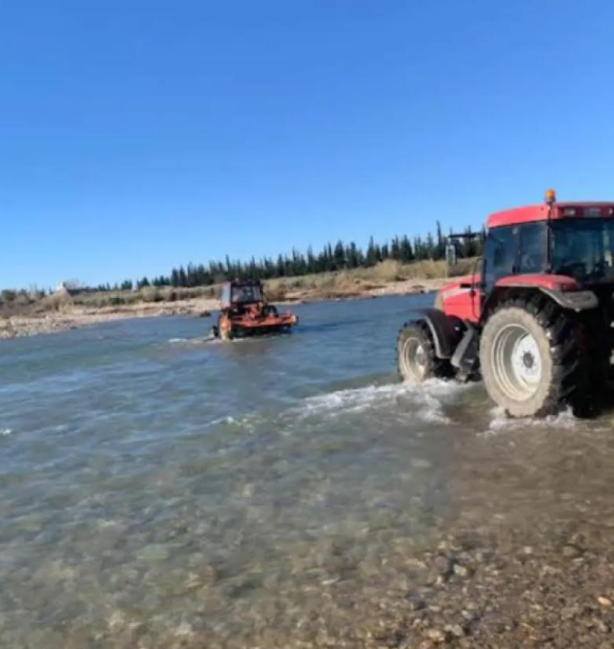 Πάνε να γκρεμίσουν τη σιδηροδρομική γέφυρα στον Εύηνο, καθυστερούν την οδική