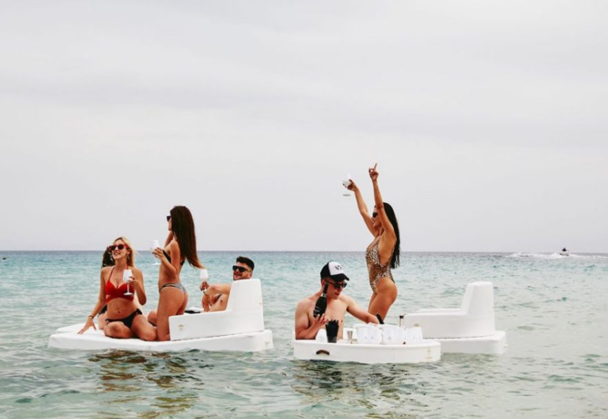 Μύκονος: «Είμαστε καθόλα νόμιμοι» λέει το εστιατόριο DK Oyster με τα «χρυσά» καβουροπόδαρα