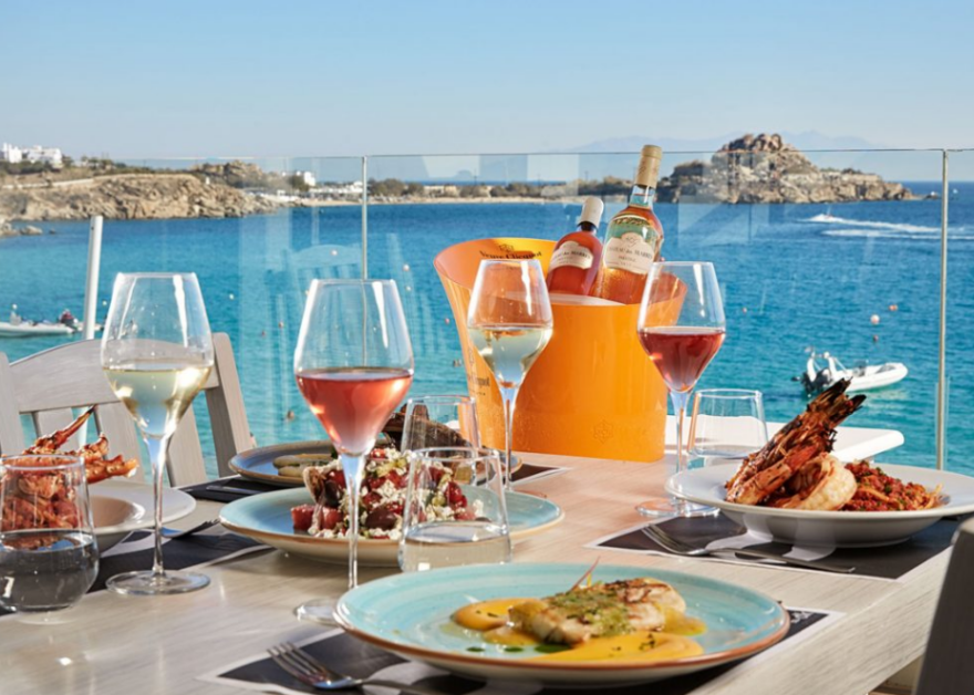 Μύκονος: «Είμαστε καθόλα νόμιμοι» λέει το εστιατόριο DK Oyster με τα «χρυσά» καβουροπόδαρα