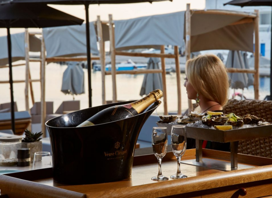 Μύκονος: «Είμαστε καθόλα νόμιμοι» λέει το εστιατόριο DK Oyster με τα «χρυσά» καβουροπόδαρα