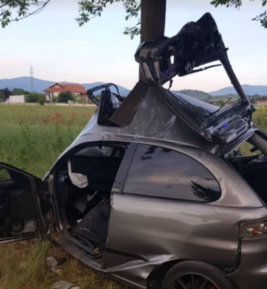 Σοκαριστικό τροχαίο στην Πτολεμαΐδα: Αυτοκίνητο καρφώθηκε σε δέντρο 