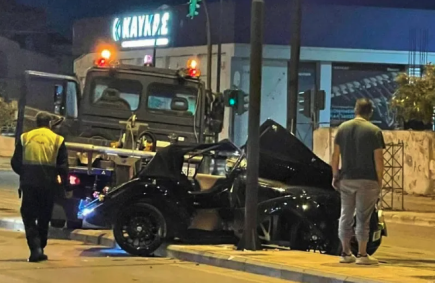 Ποιος είναι ο γιατρός του πολυτελούς αυτοκινήτου που «καρφώθηκε» σε κολώνα στην Λάρισα