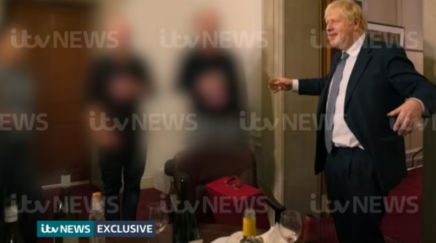 Partygate: «Συγγνώμη» από τον Μπόρις Τζόνσον - Κατακραυγή για το πάρτι στη Ντάουνινγκ Στριτ παραμονή της κηδείας του Φίλιππου 