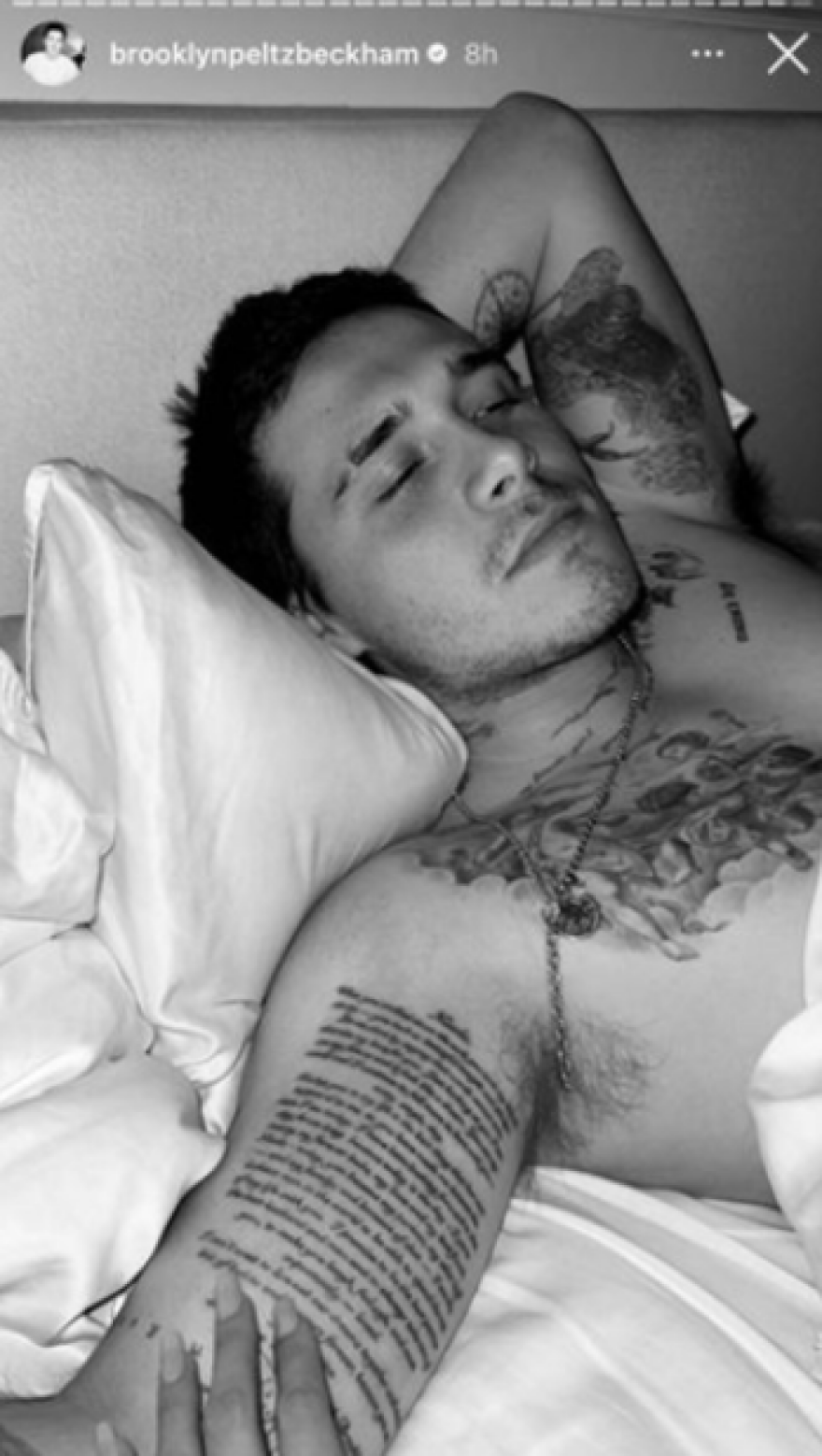 Μπρούκλιν Μπέκαμ: Έκανε τατουάζ τους γαμήλιους όρκους με τη Νίκολα Πελτζ