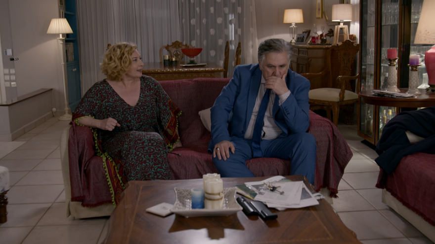 Άσε μας ρε μαμά: Η Έλλη και η Ρωξάνη αποφασίζουν να σταματήσουν τον Δημήτρη για να μην ταξιδέψει στη Δανία