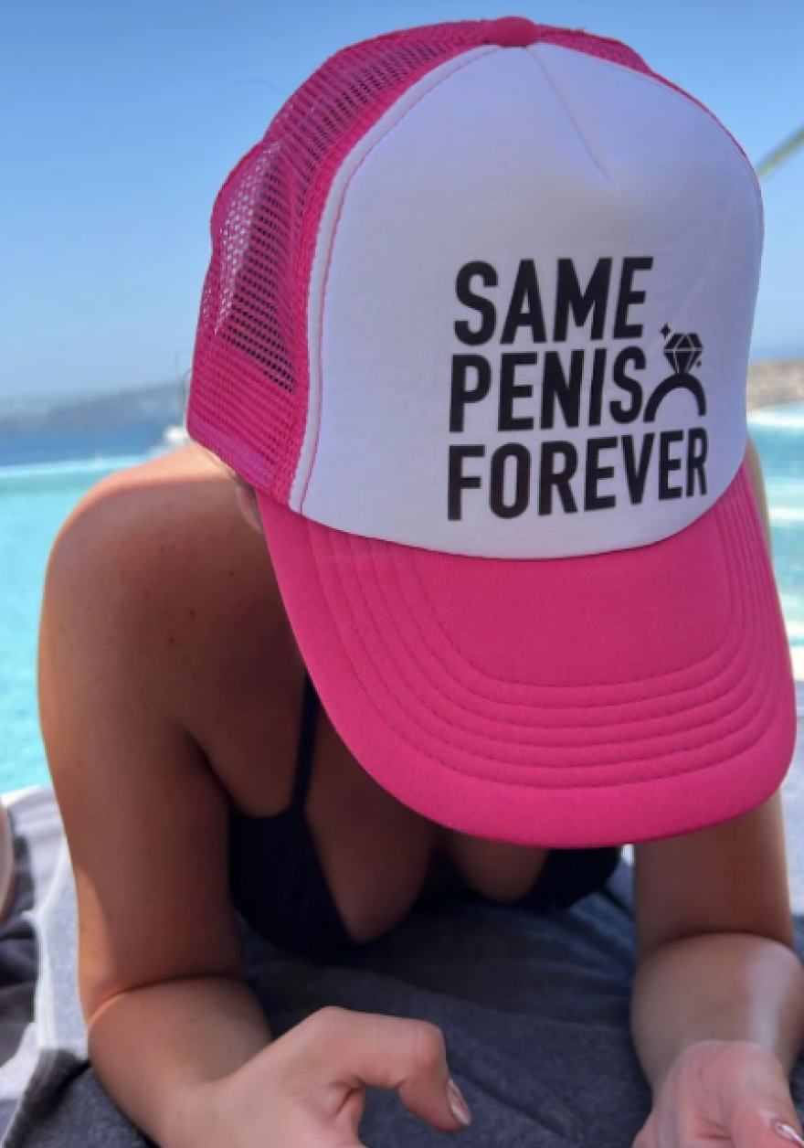 Κόνι Μεταξά: Το φωτογραφικό άλμπουμ από το μπάτσελορ πάρτι στη Σαντορίνη