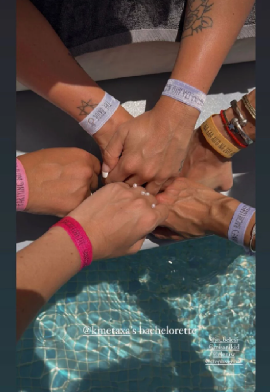 Κόνι Μεταξά: Το φωτογραφικό άλμπουμ από το μπάτσελορ πάρτι στη Σαντορίνη