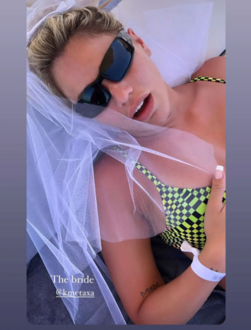 Κόνι Μεταξά: Το φωτογραφικό άλμπουμ από το μπάτσελορ πάρτι στη Σαντορίνη