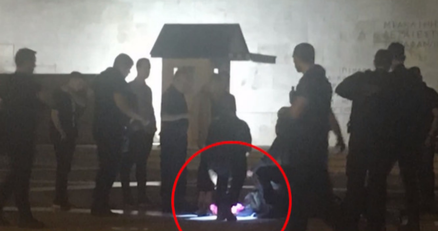 Σύνταγμα: Με ψυχολογικά προβλήματα ο άντρας που απειλούσε να ανοίξει πυρ