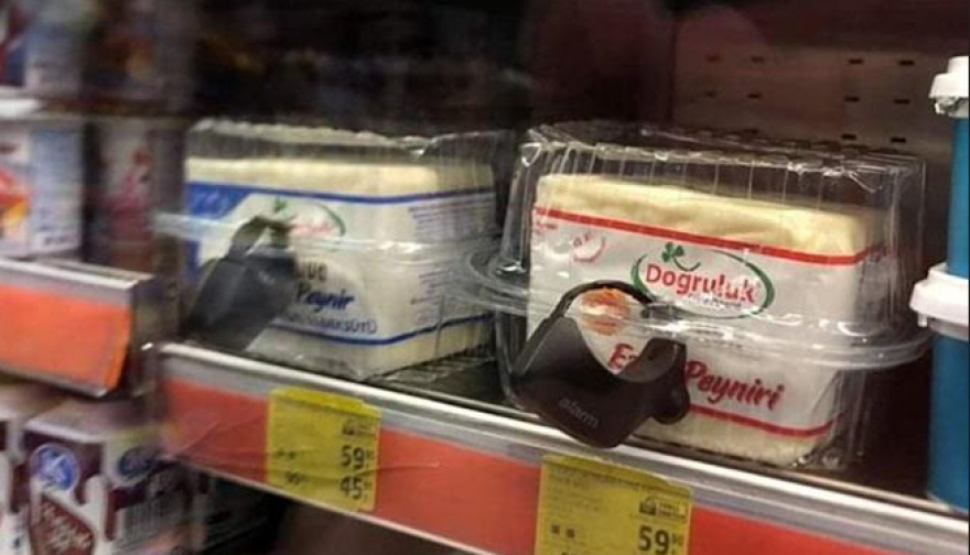 Απίστευτες εικόνες από Τουρκία: Τα σούπερ μάρκετ βάζουν αντικλεπτικά σε γάλα και τυρί