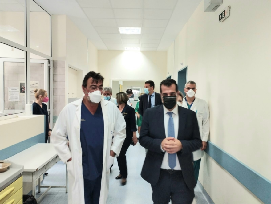 Θάνος Πλεύρης: Επίσκεψη του υπουργού Υγείας στο «Λαϊκό»
