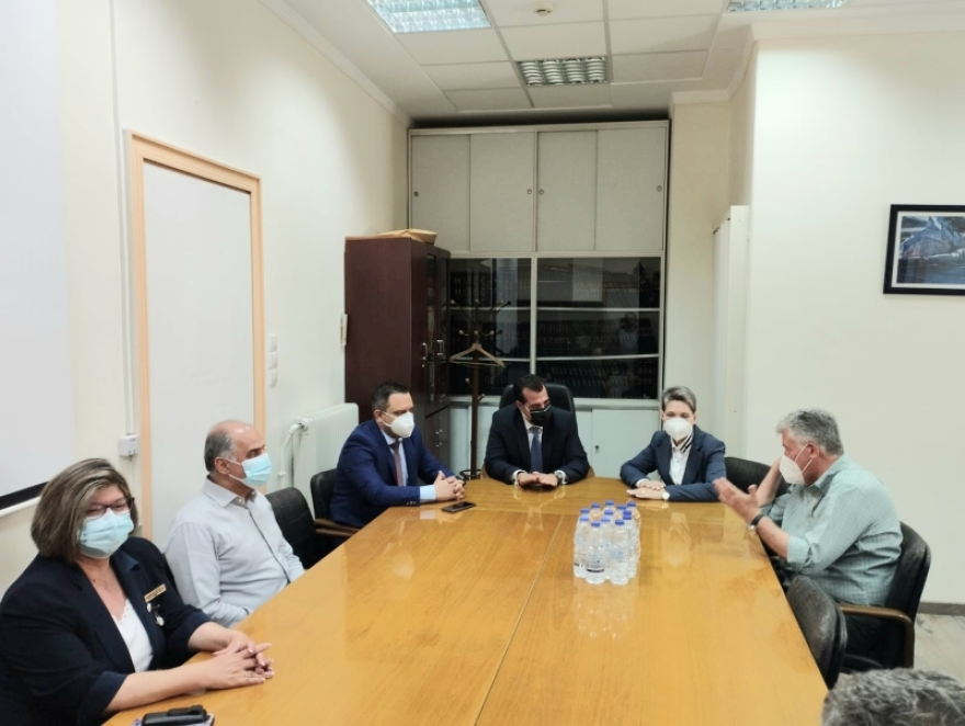 Θάνος Πλεύρης: Επίσκεψη του υπουργού Υγείας στο «Λαϊκό»