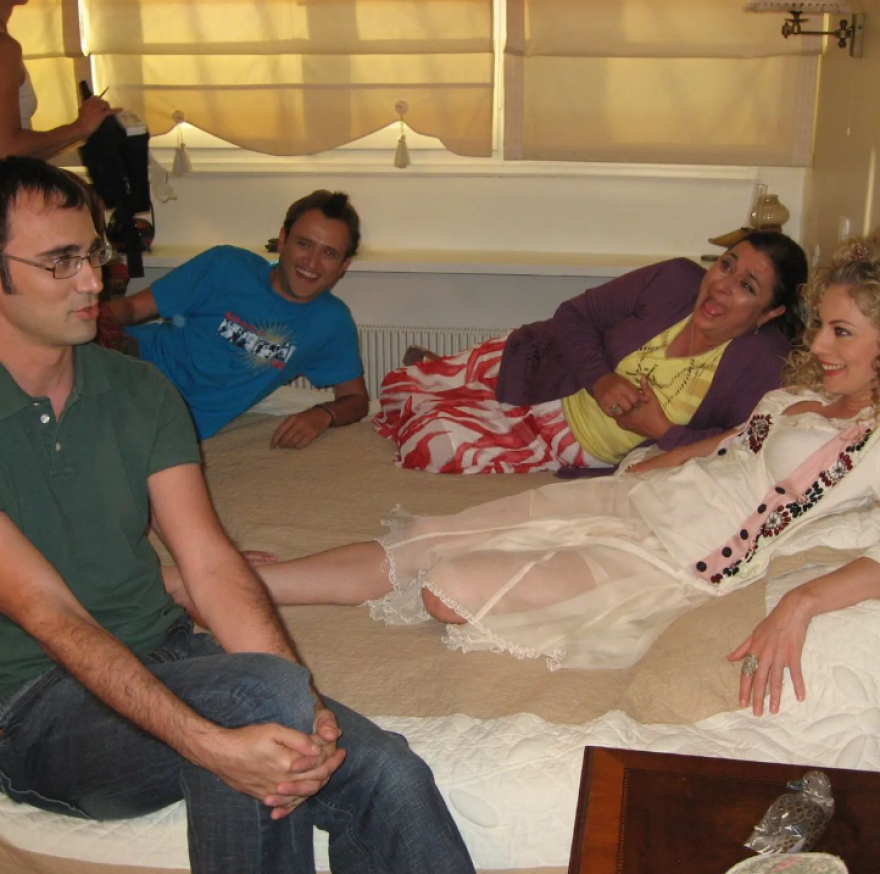 «Παρά Πέντε»: Oι αδημοσίευτες φωτογραφίες που «ξέθαψε» από τα backstage ο Αργύρης Αγγέλου