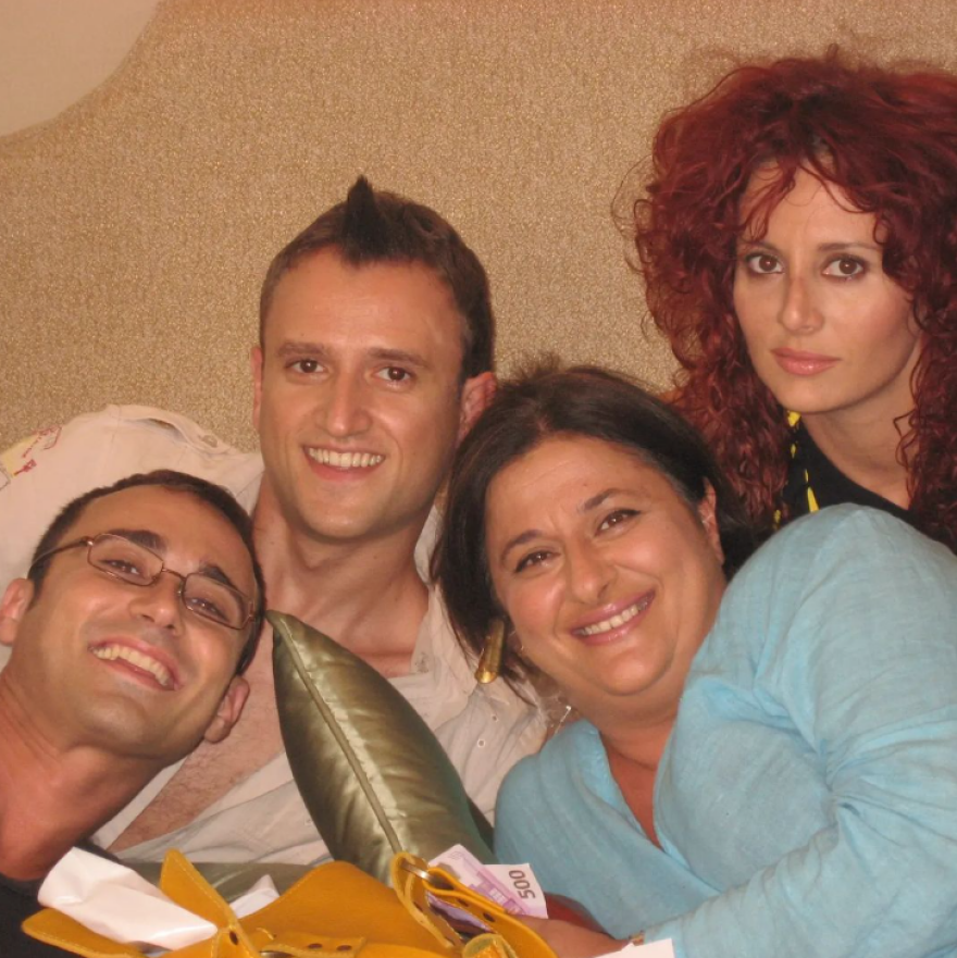 «Παρά Πέντε»: Oι αδημοσίευτες φωτογραφίες που «ξέθαψε» από τα backstage ο Αργύρης Αγγέλου