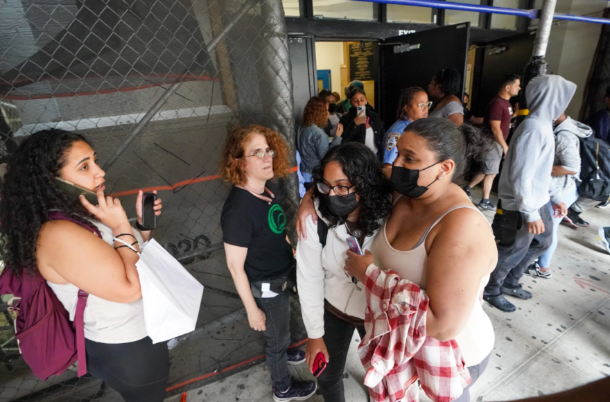 Νέα Υόρκη: Πυροβόλησαν λεωφορείο εμβολιασμού για τον κορωνοϊό - Σε lockdown δυο σχολεία στην περιοχή