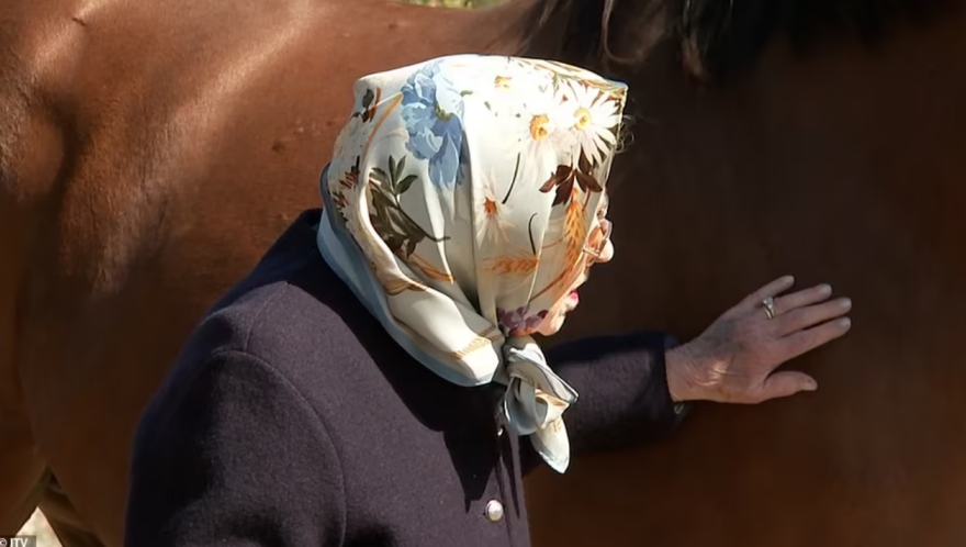 Βίντεο: Η Βασίλισσα Ελισάβετ... αλλιώς: Φορά μαντίλι στο κεφάλι και ταΐζει καρότα τα αγαπημένα της άλογα!