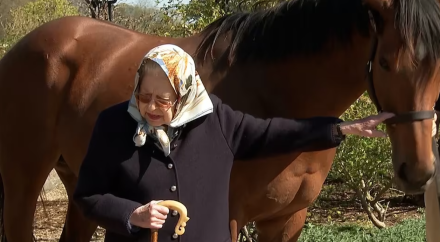 Βίντεο: Η Βασίλισσα Ελισάβετ... αλλιώς: Φορά μαντίλι στο κεφάλι και ταΐζει καρότα τα αγαπημένα της άλογα!
