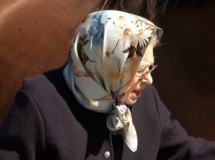 Βίντεο: Η Βασίλισσα Ελισάβετ... αλλιώς: Φορά μαντίλι στο κεφάλι και ταΐζει καρότα τα αγαπημένα της άλογα!