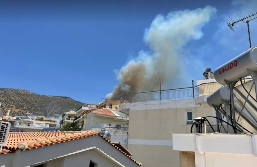 Φωτιά τώρα στην Άνω Γλυφάδα, στα όρια με τον Υμηττό - Έκκενώθηκαν σπίτια στο Πανόραμα Βούλας