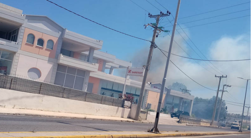 Φωτιά τώρα στα Σπάτα κοντά στο κοιμητήριο