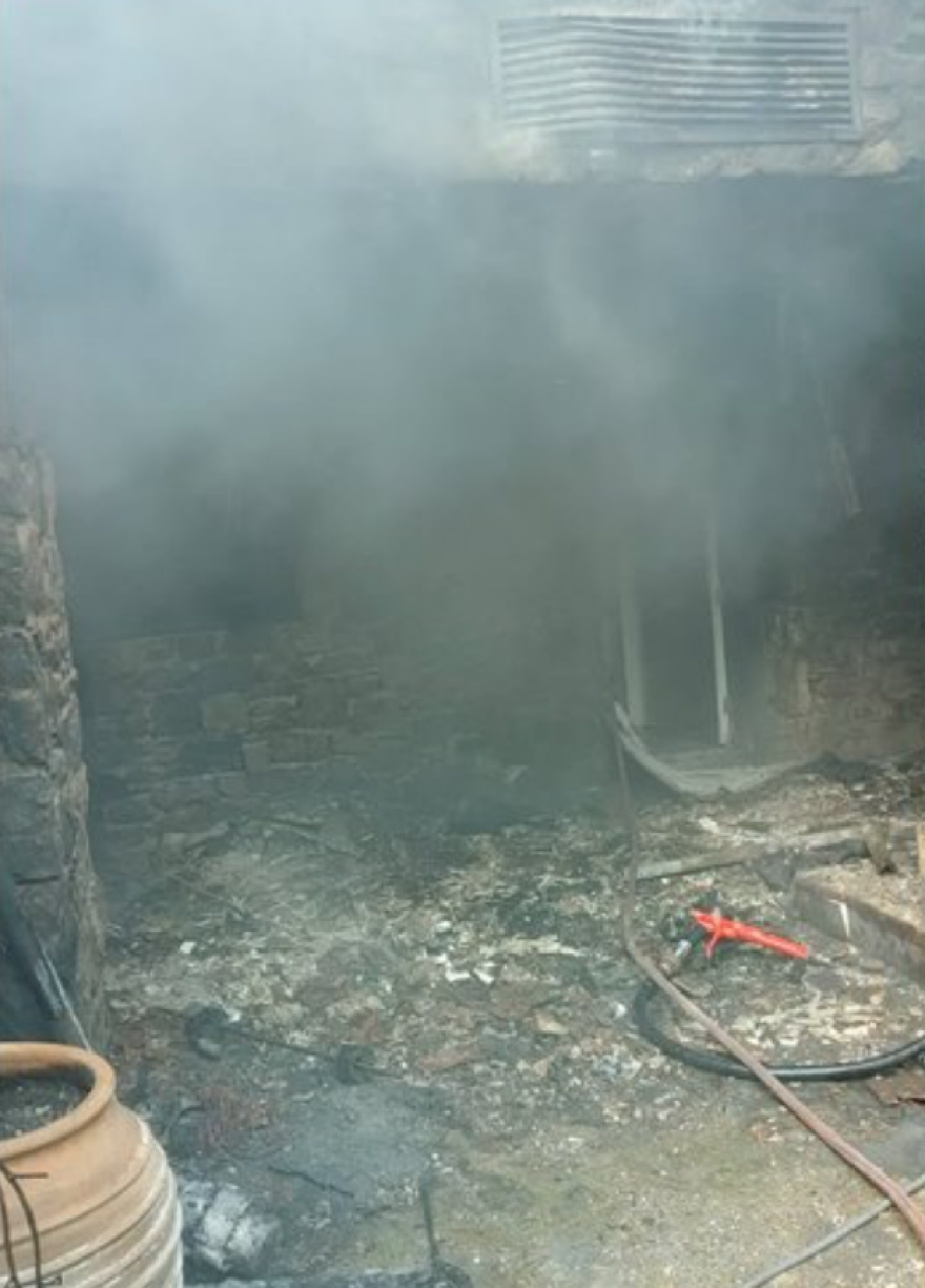 Μύκονος: Πολυτελής βίλα άρπαξε φωτιά στον Ορνό - Δείτε φωτογραφία