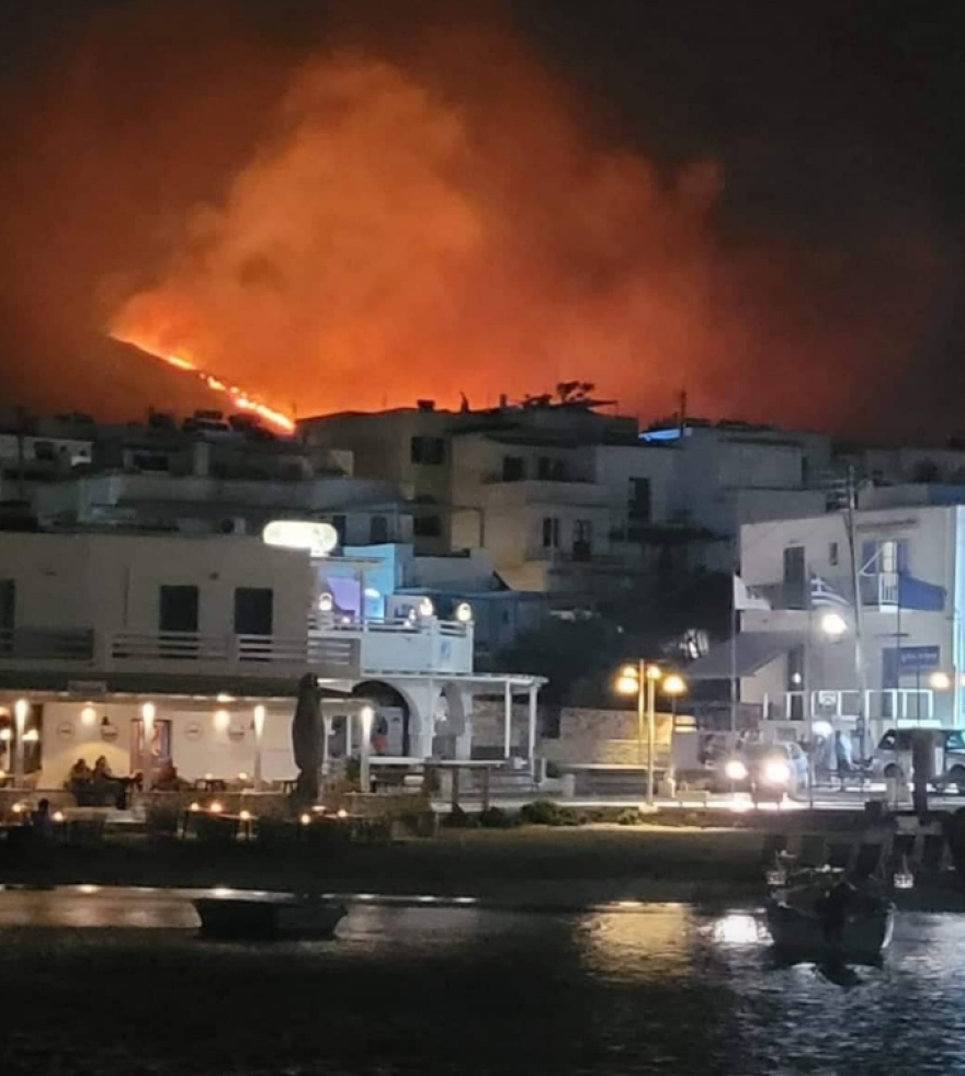 Πάρος: Αναζωπυρώσεις της φωτιάς - Ενισχύθηκαν οι πυροσβεστικές δυνάμεις