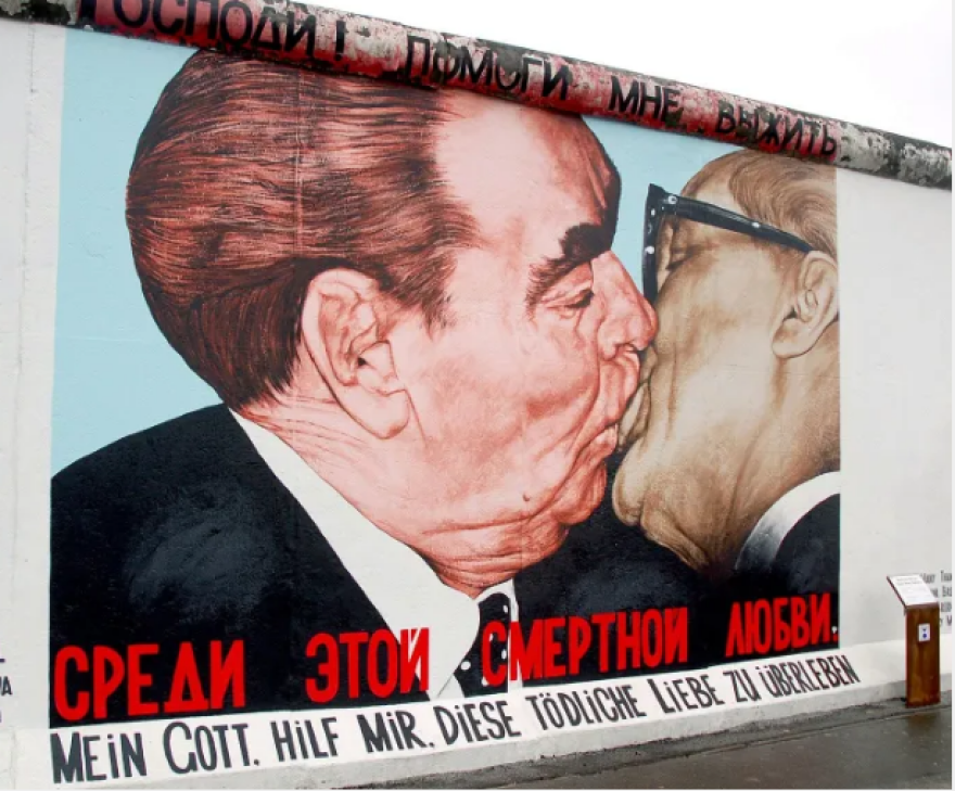 Μουρίνιο - Γκουαρδιόλα: Φιλιούνται στο στόμα σε γκράφιτι στη Βαρκελώνη 