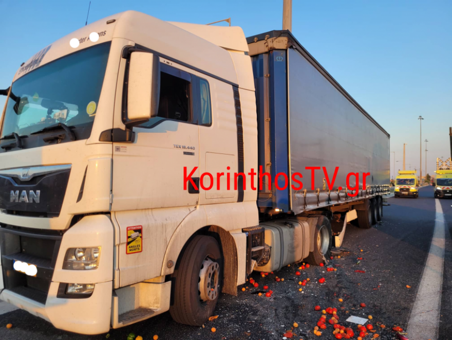 Κόρινθος: Αγροτικό καρφώθηκε σε σταθμευμένη νταλίκα μετά τα διόδια Καλαμακίου στον Ισθμό