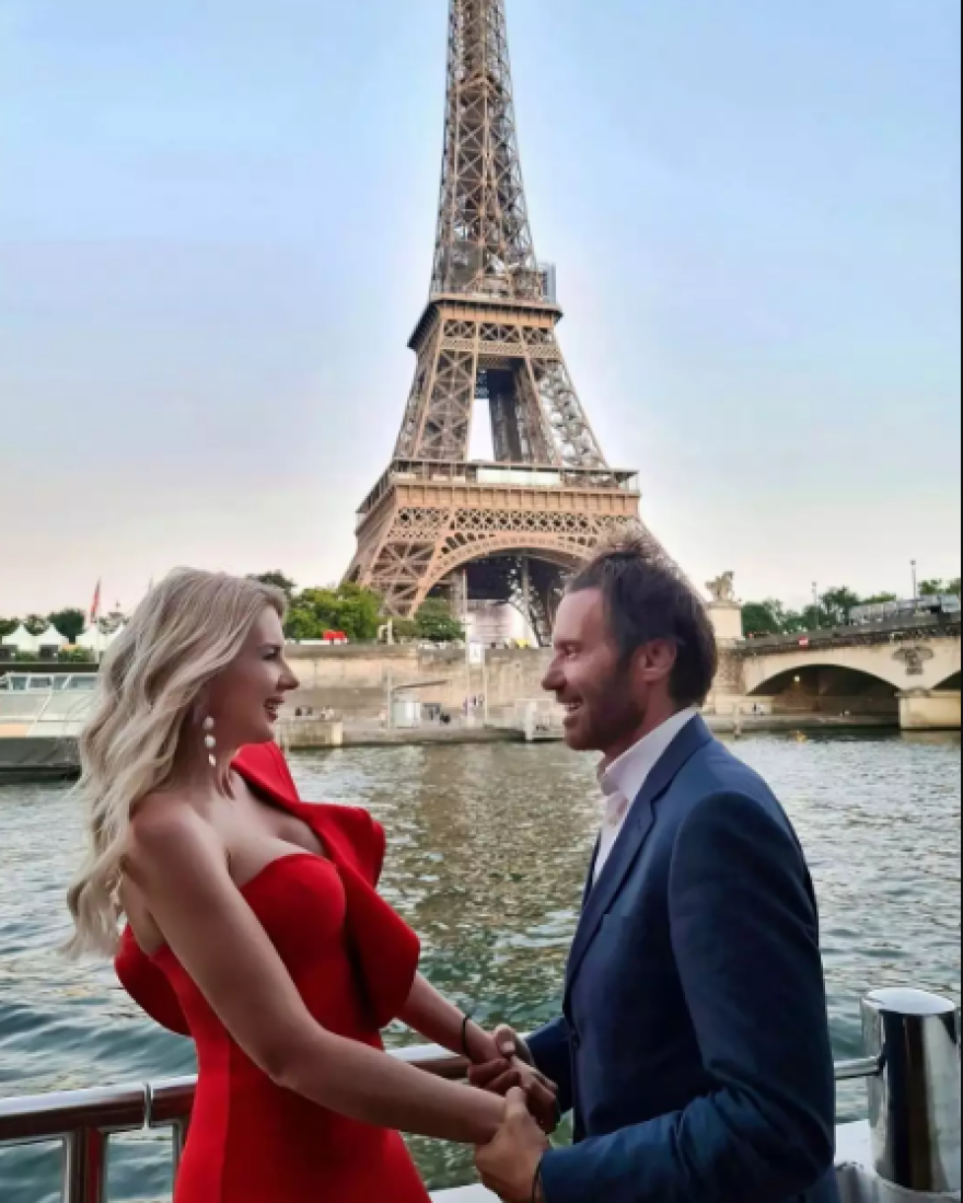 Στράτος Τζώρτζογλου: Ζει τον έρωτά του με τη Σοφία Μαριόλα στο Παρίσι - Η επέτειος του γάμου τους