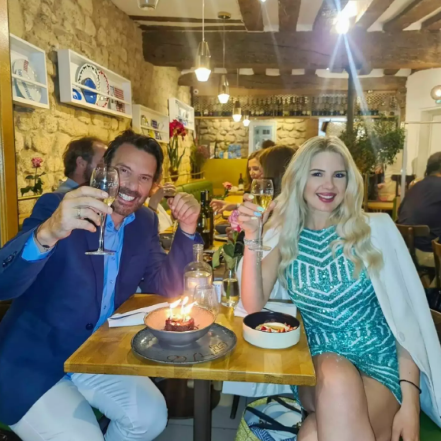 Στράτος Τζώρτζογλου: Ζει τον έρωτά του με τη Σοφία Μαριόλα στο Παρίσι - Η επέτειος του γάμου τους