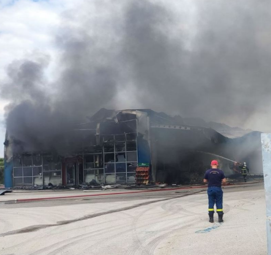 Πτολεμαίδα: Μεγάλη φωτιά σε επιχείρηση οικοδομικών υλικών 