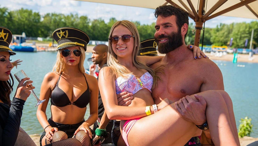 Νταν Μπιλζέριαν: Το εξωφρενικό lifestyle του «βασιλιά του Instagram» σε 30 δευτερόλεπτα