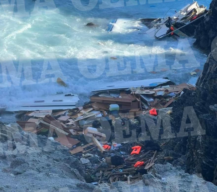 Οκτώ είναι οι αγνοούμενοι μετανάστες μεταξύ των οποίων τρία παιδιά  3, 8 και 15 ετών που επέβαιναν στο ιστιοπλοϊκό έξω από τη Μύκονο