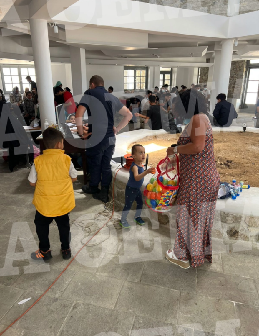 Οκτώ είναι οι αγνοούμενοι μετανάστες μεταξύ των οποίων τρία παιδιά  3, 8 και 15 ετών που επέβαιναν στο ιστιοπλοϊκό έξω από τη Μύκονο