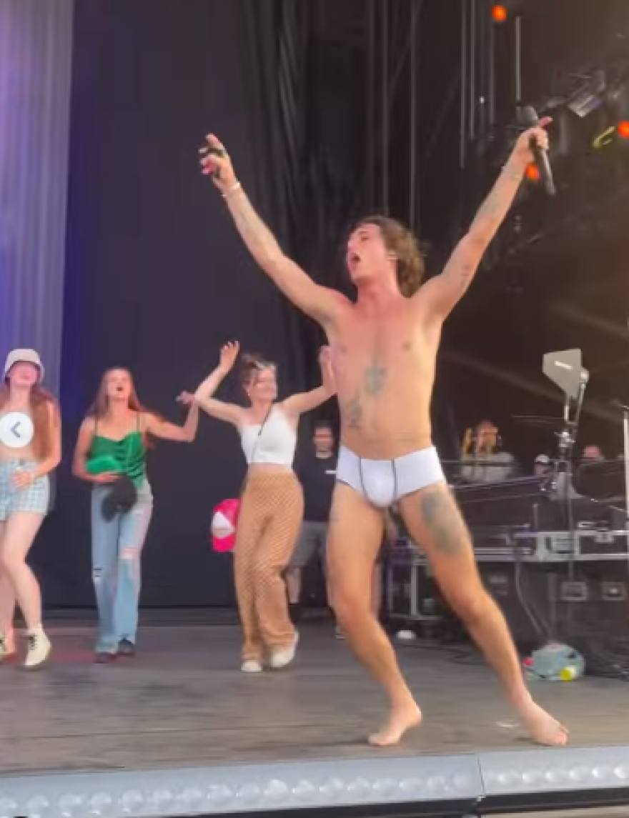 Νταμιάνο Νταβίντ: Στη σκηνή μόνο με το... εσώρουχο του