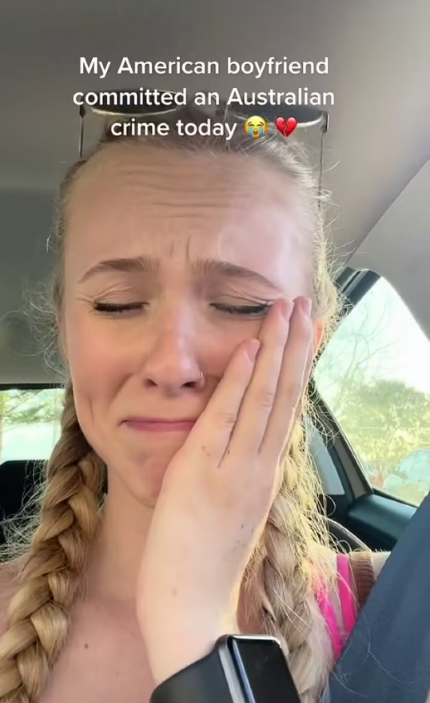 Αυστραλία: Νεαρή «δίκασε» τον φίλο της στο TikTok, γιατί έσκασε μύτη στην παραλία με... κάλτσες - Δείτε βίντεο