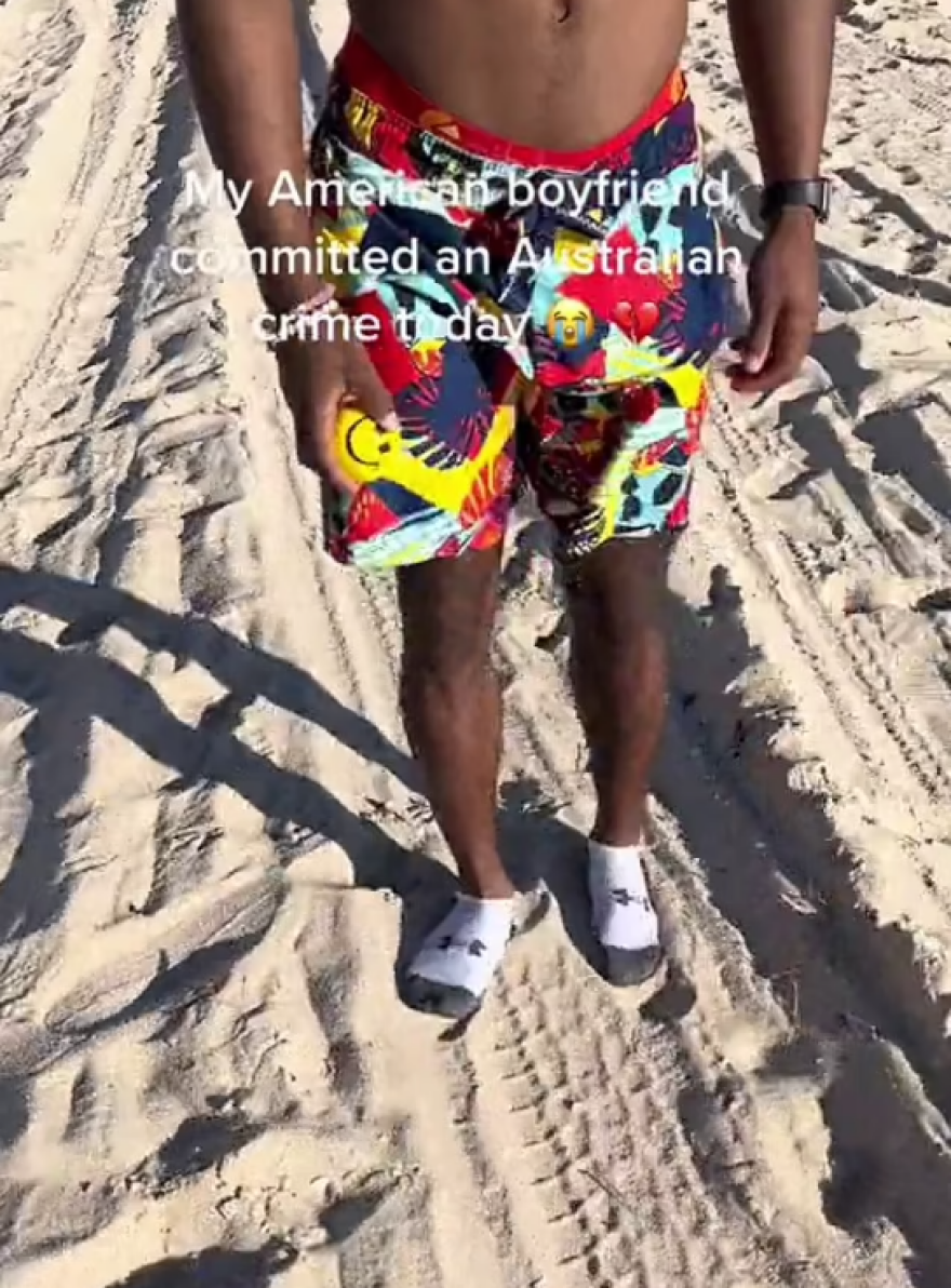 Αυστραλία: Νεαρή «δίκασε» τον φίλο της στο TikTok, γιατί έσκασε μύτη στην παραλία με... κάλτσες - Δείτε βίντεο