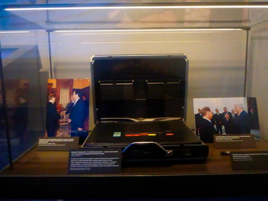 Βλαντιμίρ Πούτιν: Χαροπαλεύει ο συνταγματάρχης που κρατούσε τη βαλίτσα του με τους πυρηνικούς κωδικούς