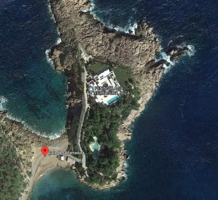 Μέσι-Φάμπρεγκας: Διακοπές 300.000 ευρώ την εβδομάδα σε έπαυλη πάνω σε ιδιωτικό νησί στην Ίμπιζα