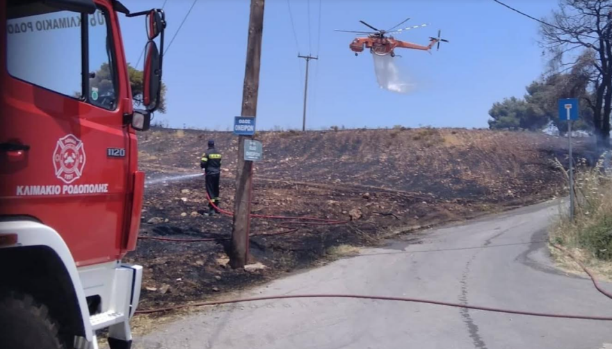 Οριοθετήθηκε η φωτιά στον Άγιο Στέφανο, τραυματίστηκε ένας πυροσβέστης