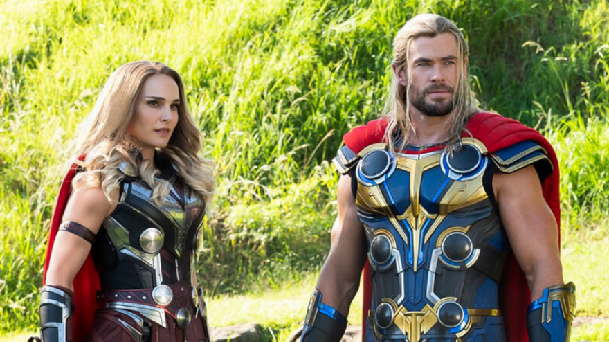Ο Κρις Χέμσγουορθ στην πρεμιέρα του «Thor: Love and Thunder» με την οικογένειά του