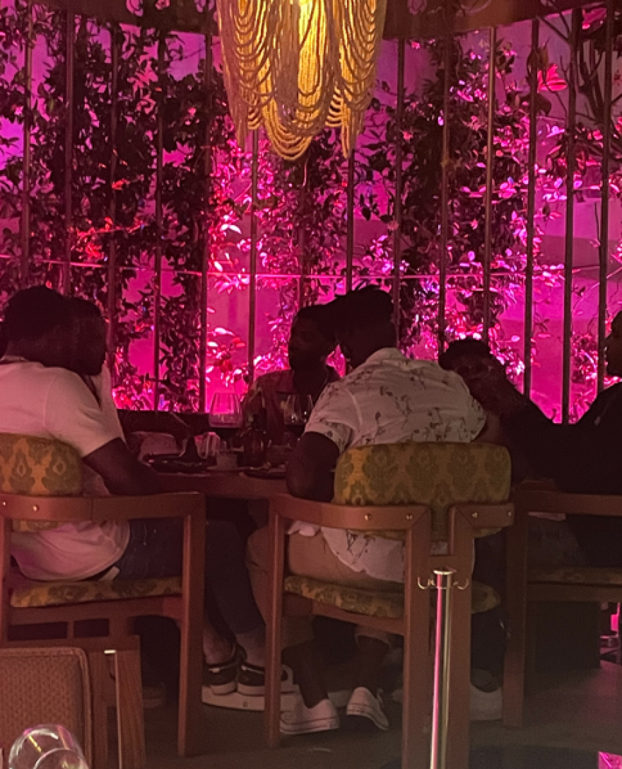 Μύκονος: Οι σταρ του ΝΒΑ, οι τούρτες της Νικόλ, οι selfie του Έρος και τα Miraval με ονοματεπώνυμο