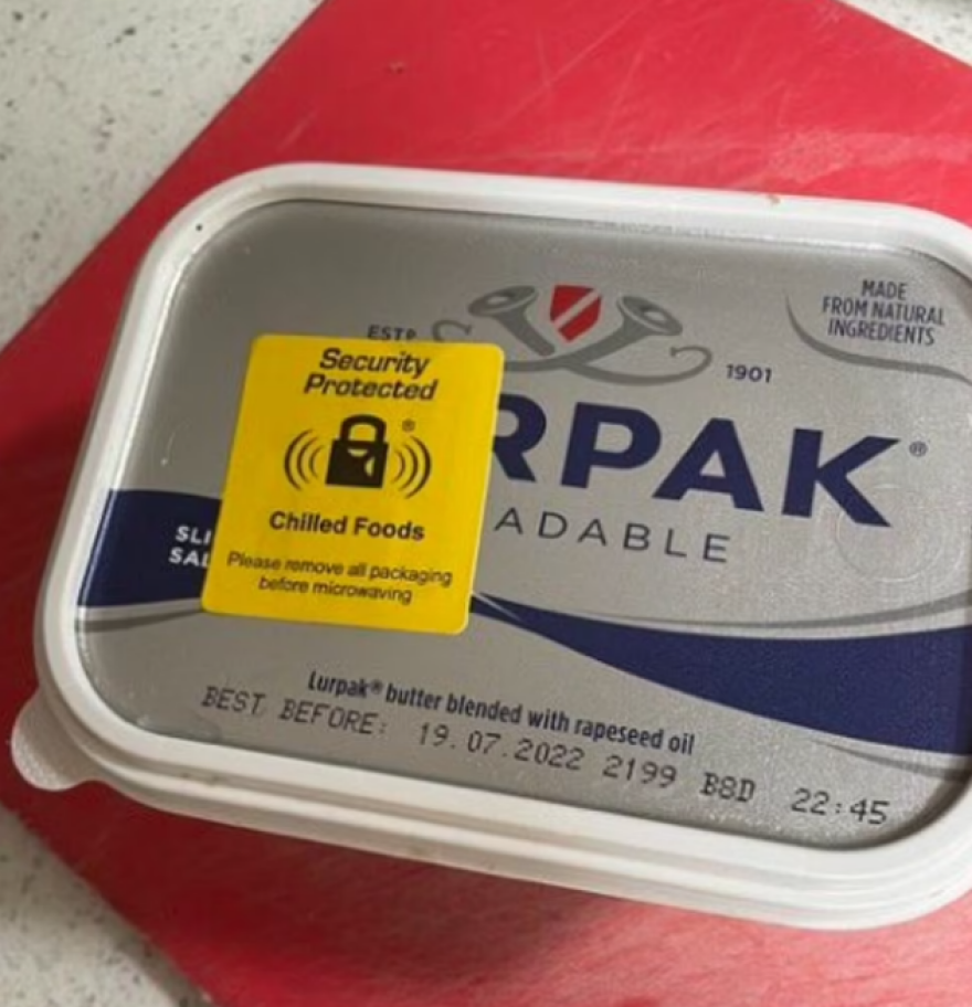 Βρετανία: Εξωφρενικές οι τιμές στα σούπερ μάρκετ - Βάζουν αντικλεπτικά σε βασικά τρόφιμα, στις 10 λίρες το βούτυρο!
