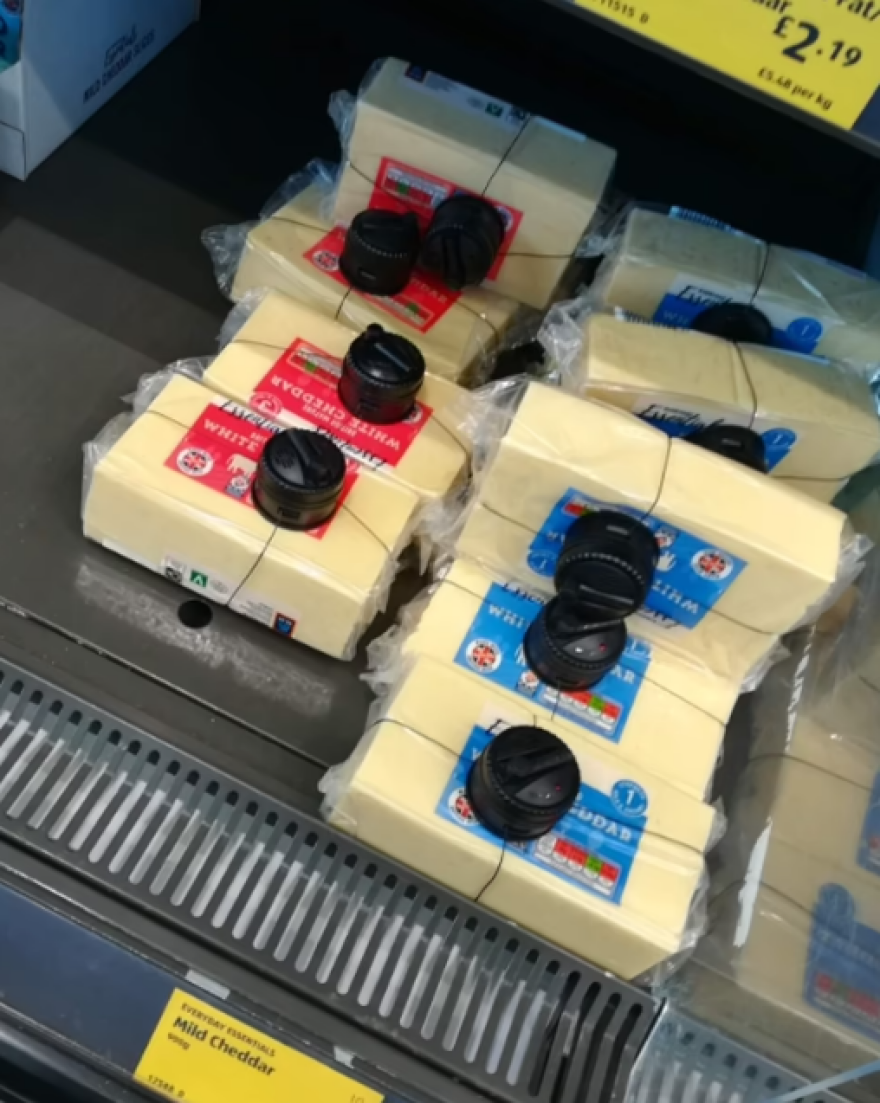 Βρετανία: Εξωφρενικές οι τιμές στα σούπερ μάρκετ - Βάζουν αντικλεπτικά σε βασικά τρόφιμα, στις 10 λίρες το βούτυρο!