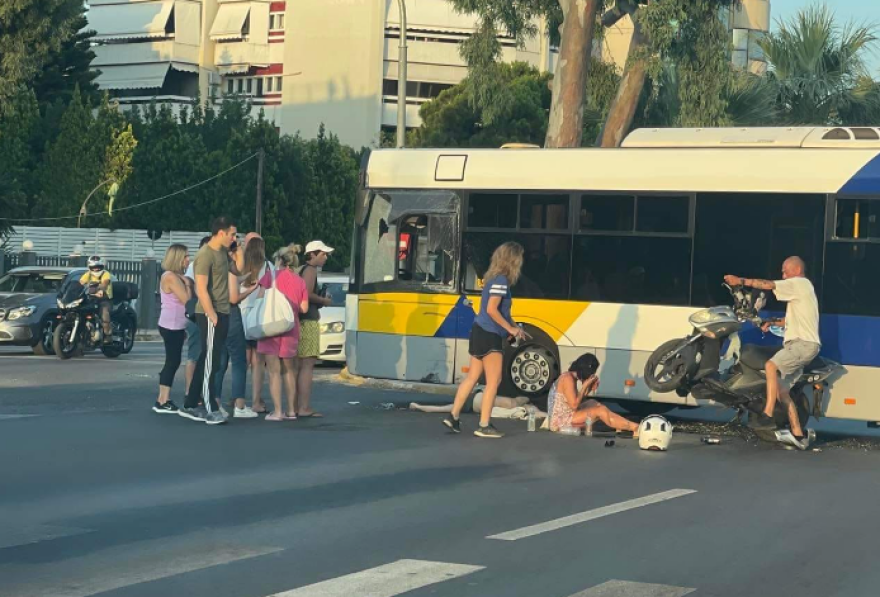 Σοβαρό τροχαίο στην Παραλιακή: Αστικό λεωφορείο συγκρούστηκε με μηχανή