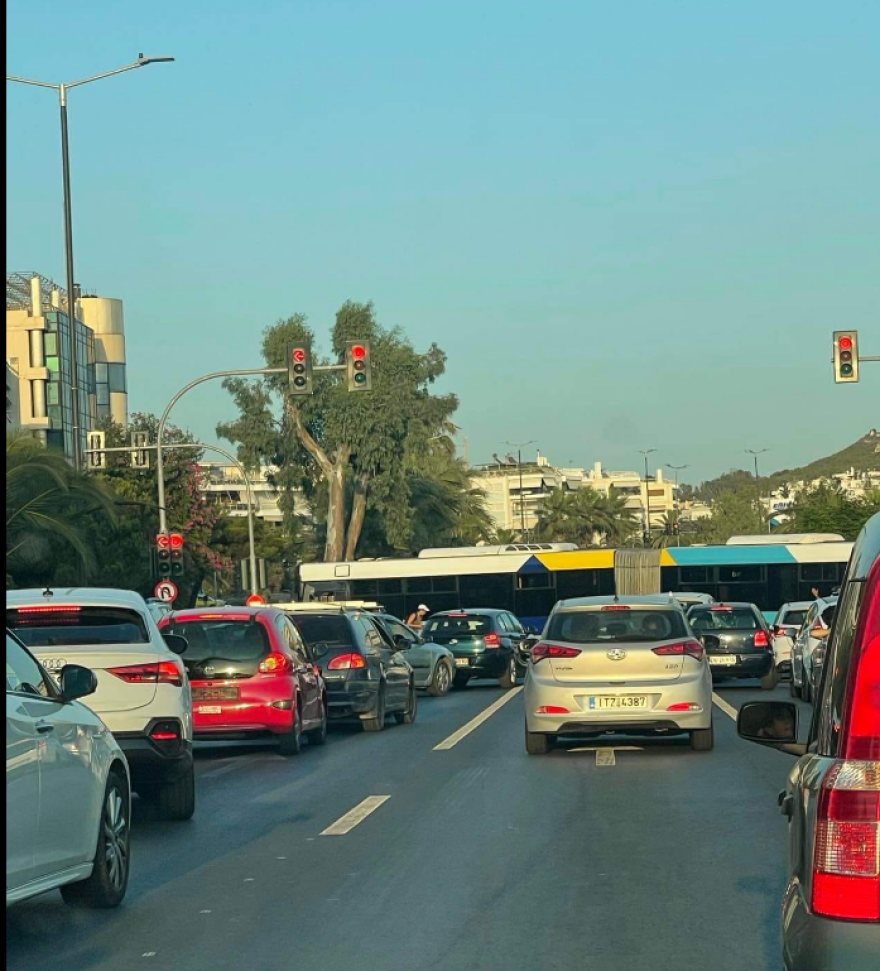 Σοβαρό τροχαίο στην Παραλιακή: Αστικό λεωφορείο συγκρούστηκε με μηχανή